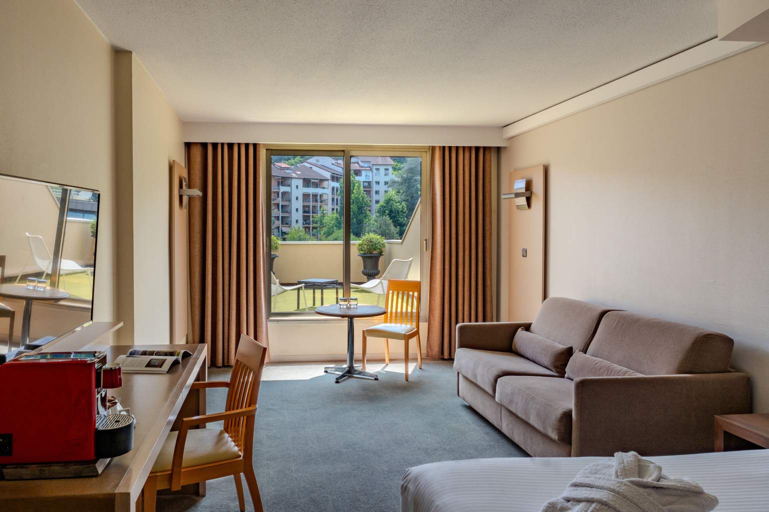 Chambre Hôtel Lyon Métropole by Arteloge · Hôtel 4 étoiles à Lyon